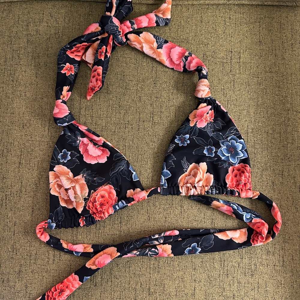Skatie Darby Bikini Top - Black and Pink Tahiti print